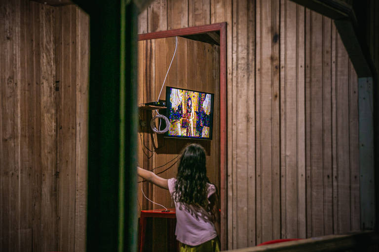 Com a instalação de uma usina solar, em setembro deste ano, moradores da Vila Restauração passaram a ter acesso a energia 24 horas por dia