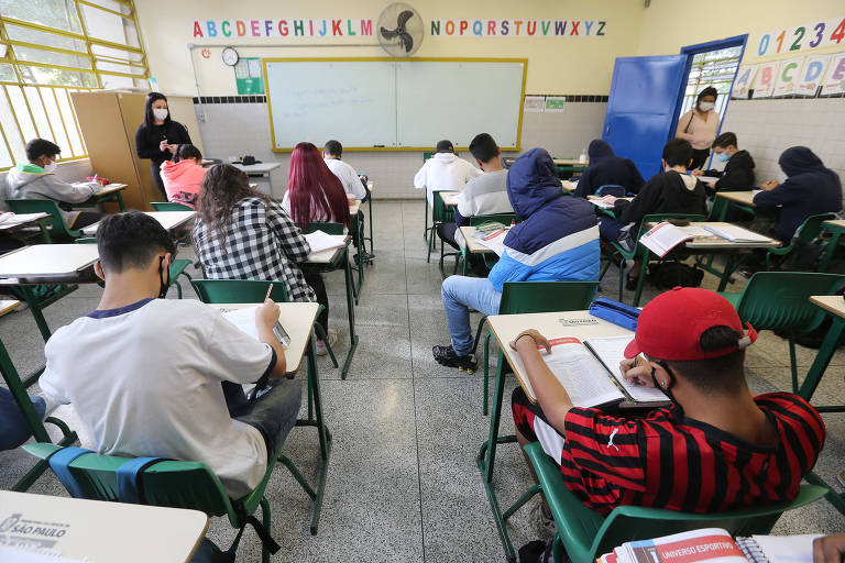 Alunos em escola de São Paulo no primeiro dia após a permissão ao retorno de 100% dos estudantes