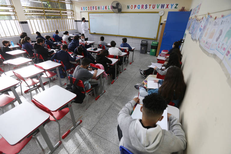 Alunos em sala de aula na Emef Professora Sylvia Martin Pires, na zona sul da capital paulista