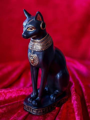 Estátua com representação de gato na mitologia egípcia - Web Stories 