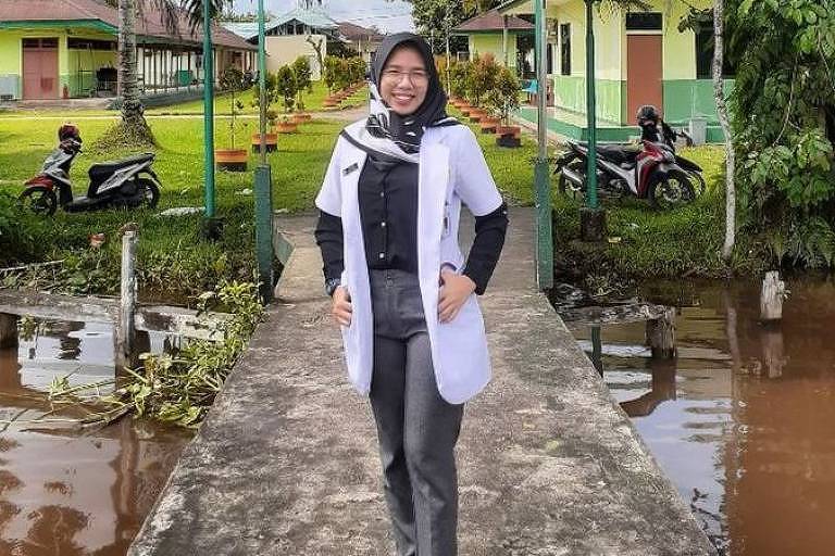Fithriyyah Iskandar, uma jovem médica, tem muitos pacientes com infecções respiratórias