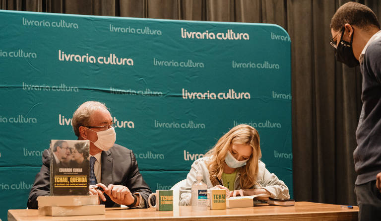 Eduardo Cunha participa de noite de autógrafos em SP