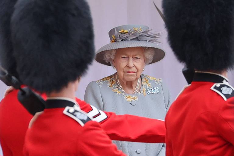 A rainha Elizabeth 2ª assiste a cerimônia militar no Castelo de Windsor