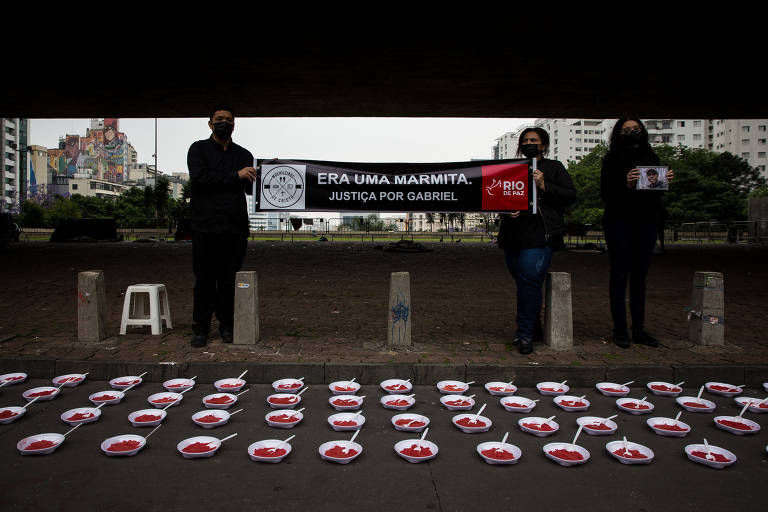 Família faz protesto com marmitas em SP por morte de jovem na zona sul