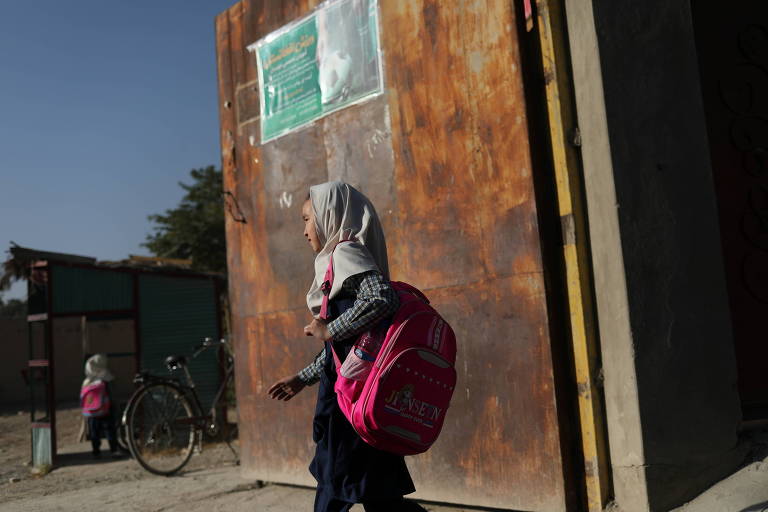 Garota sai de escola em Cabul; em algumas cidades, meninas só podem estudar até o sexto ano 