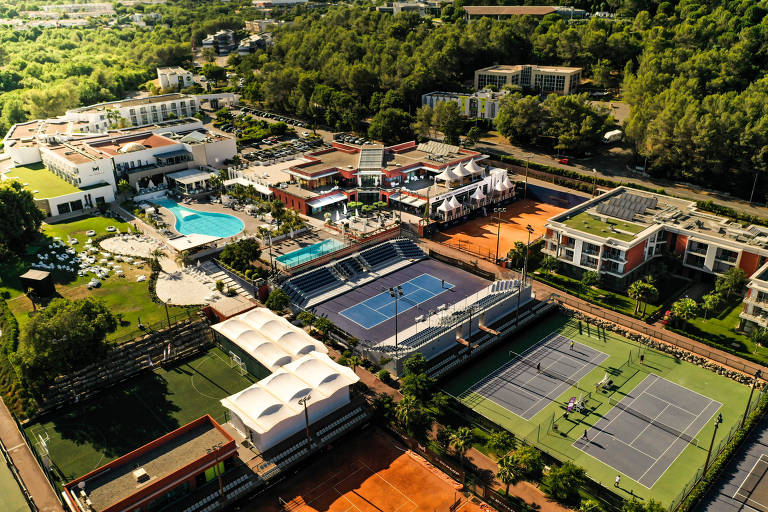 Vista aérea de complexo de quadras de tênis