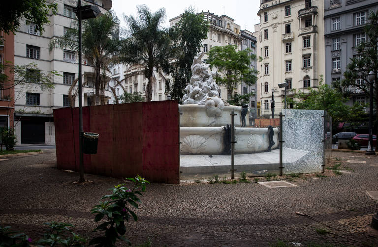 Praça Júlio Mesquita continua com a fonte cercada por tapumes