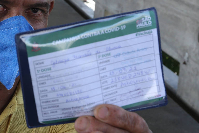 Ambulantes vendem carteirinha para comprovante de vacina em São Paulo