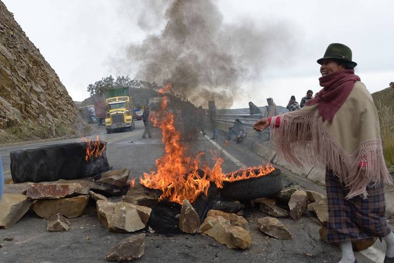 Indígenas bloqueiam estrada que liga a costa às áreas montanhosas perto de Zumbahua, no Equador

