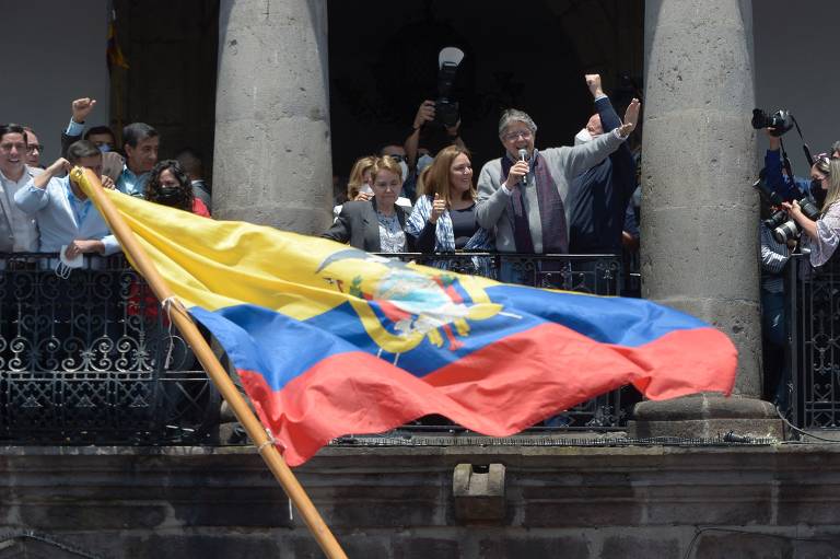 Presidente do Equador, Guillermo Lasso, fala a apoiadores que se reuniram em frente ao palácio presidencial de Carondelet, em Quito