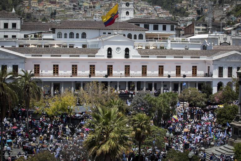 Pessoas participam de uma manifestação em apoio ao presidente equatoriano, Guillermo Lasso, em frente ao Palácio Carondelet em Quito