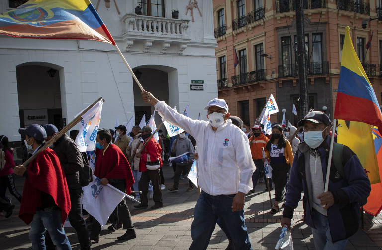 Pessoas participam de uma manifestação em apoio ao presidente equatoriano, Guillermo Lasso, em frente ao Palácio Carondelet em Quito
