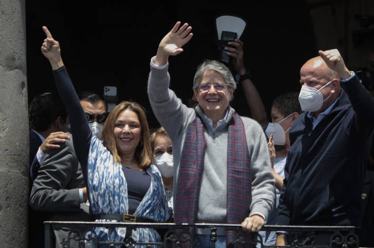 Presidente equatoriano, Guillermo Lasso, saúda durante uma manifestação em apoio a seu governo, em frente ao Palácio Carondelet, em Quito