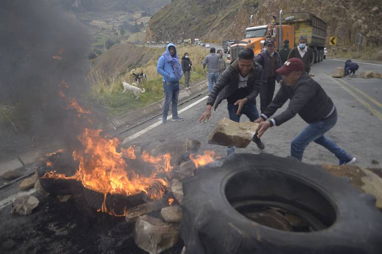 Indígenas bloqueiam estrada que liga a costa às áreas montanhosas perto de Zumbahua, no Equador