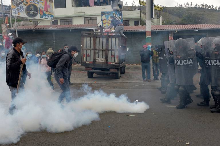 Manifestantes entram em confronto com a tropa de choque em Panzaleo, província de Cotopaxi, no Equador, durante protesto contrário ao governo de Guillermo Lasso