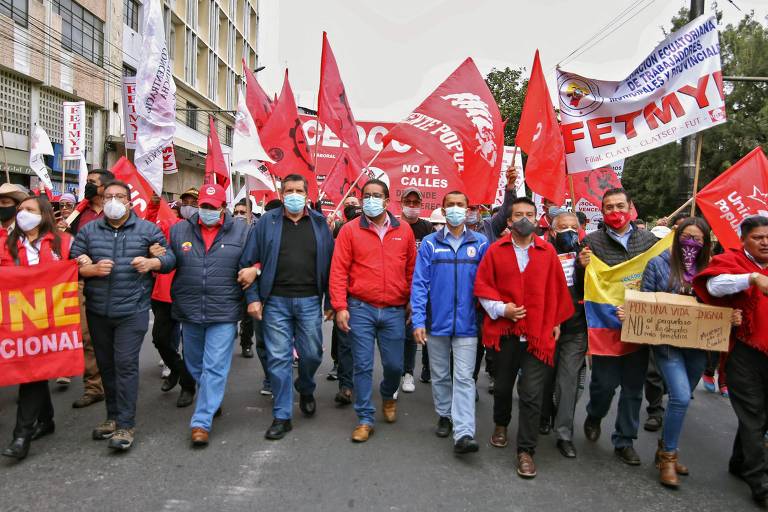 Membros de organizações civis e sociais, além de estudantes, marcham contra as medidas econômicas impostas pelo governo, entre elas o aumento dos preços dos combustíveis, em meio a um estado de emergência, em Quito