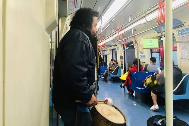 O artista peruano Jorge Olaya, 50, que se apresenta no Metrô de São Paulo