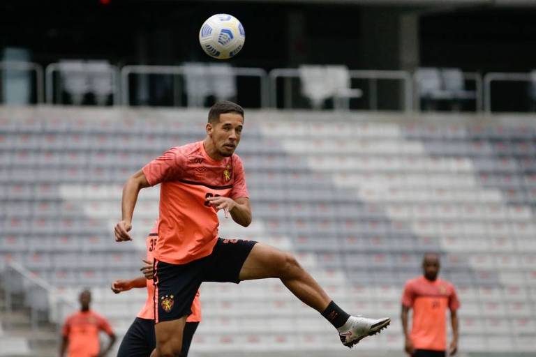O zagueiro Pedro Henrique, do Sport, cabeceia a bola em treino em Recife (PE); o Leão de Recife será julgado pelo STJD por ter usado o jogador de forma irregular