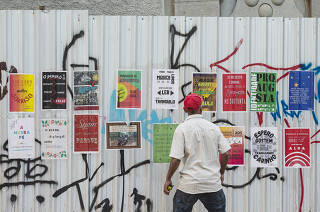 Parque Augusta Prefeito Bruno Covas . Detalhe de cartazes em apoio a manutencao do Parque em tapumes  que serao retirados na rua Caio Prado
