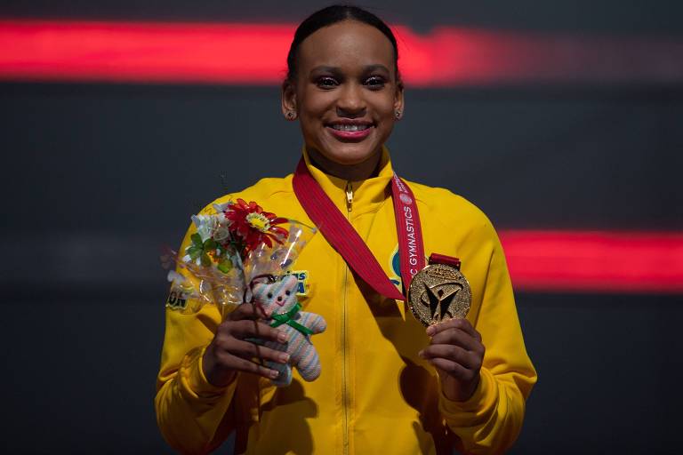Rebeca Andrade posa no alto do pódio do Campeonato Mundial com sua medalha de ouro da prova de salto, mesmo aparelho em que foi campeã olímpica