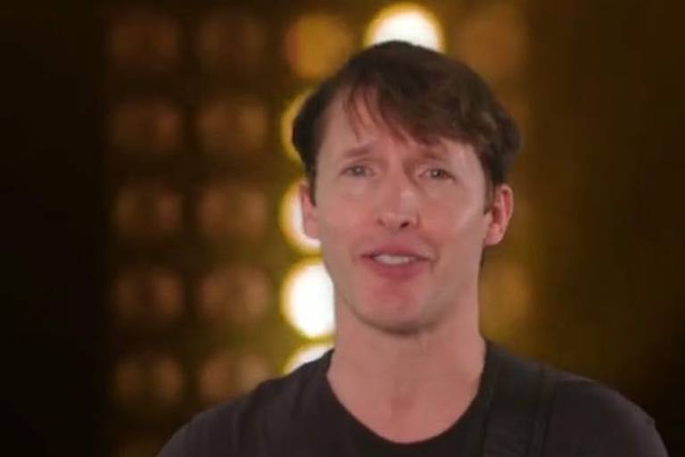 James Blunt dança 'Coração Cachorro' e brinca: 'Vou mandar os dados bancários'