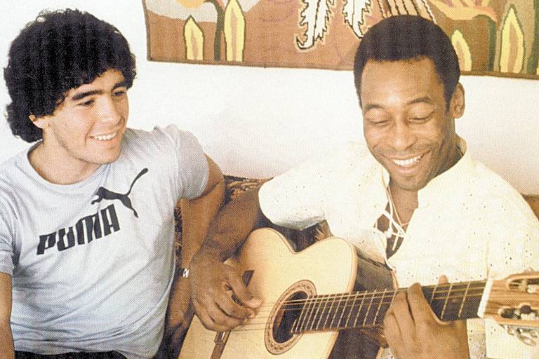 Maradona assiste Pelé tocando violão