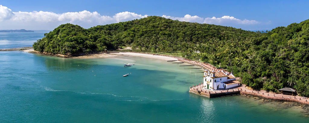 Foto mostra vista aérea da Ilha dos Frades, na Bahia, que vem atraindo tanto moradores locais quanto turistas de todas as partes 