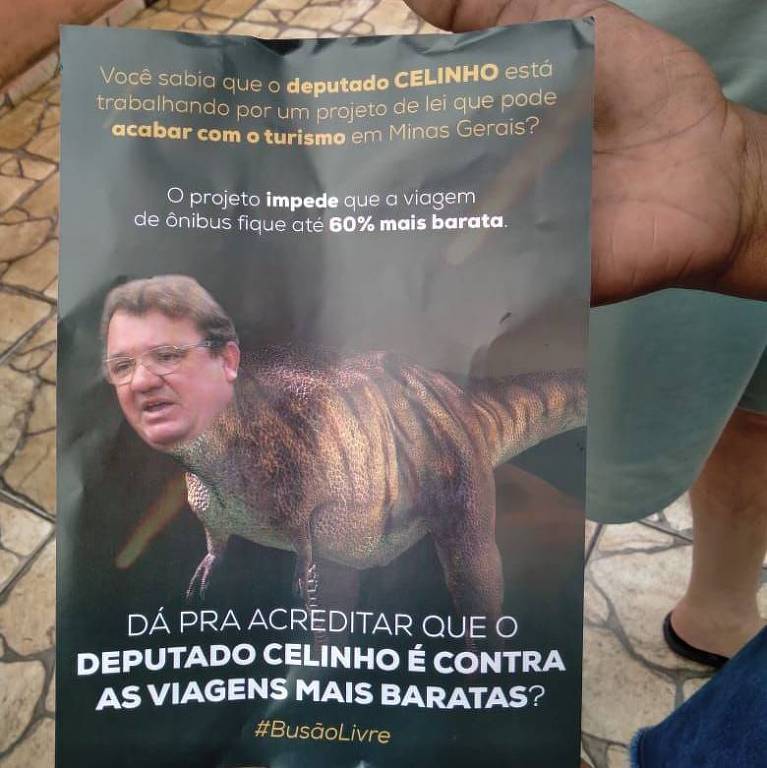 A foto mostra montagem com foto do rosto deputado estadual por Minas Gerais Celinho do Sinttrocel em corpo de dinossauro.