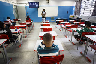 Estudantes no primeiro dia de aula presencial em escola estadual, em SP