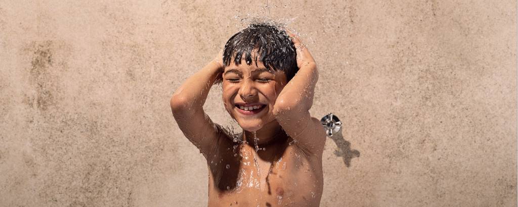 Programa Banheiros Mudam Vidas, da marca Neve, financia e apoia soluções para  melhorar o acesso a banheiros seguros, água potável e educação sobre higiene para as comunidades mais vulneráveis