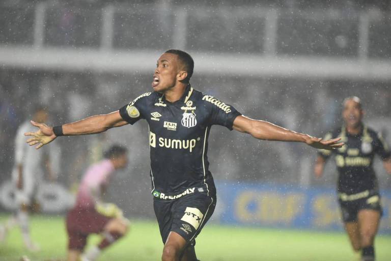 Madson comemora o primeiro gol do Santos sobre o Fluminense, na Vila Belmiro, em duelo atrasado da 23ª rodada do Brasileirão