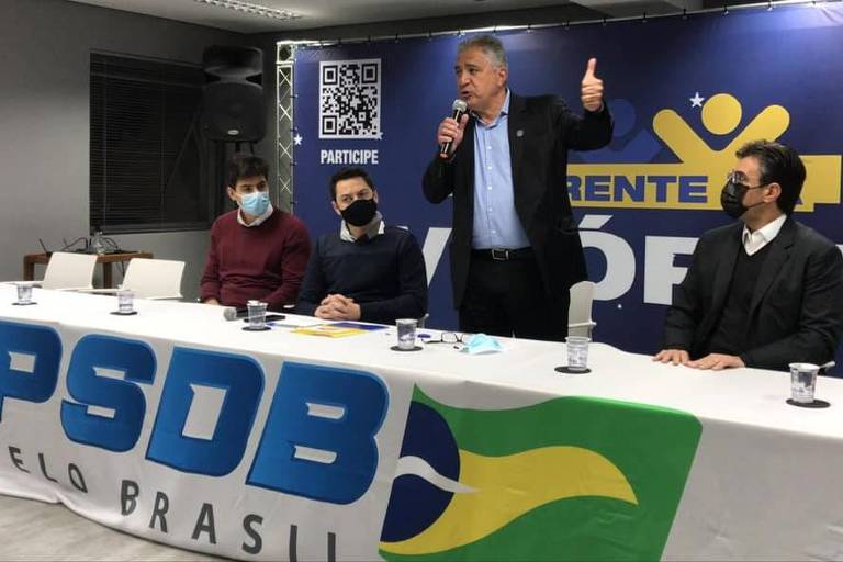 O prefeito de Guarujá, Valter Suman, discursa durante seu ato de filiação ao PSDB, ao lado de Rodrigo Garcia