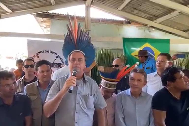 Bolsonaro usa cocar durante discurso com cocar em terra indigena