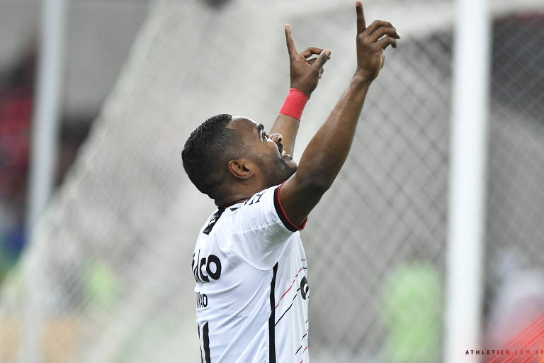 Nikão comemora gol pelo Athletico em partida contra o Flamengo no Maracanã