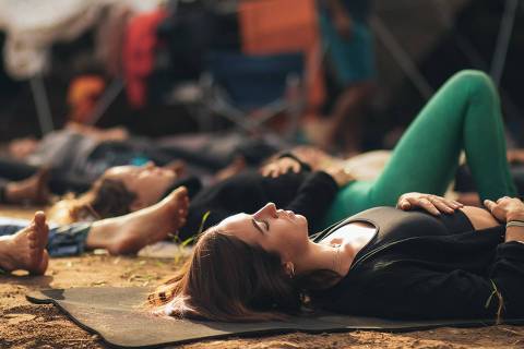 Mulheres deitadas praticando meditação e respiração - Web Stories 