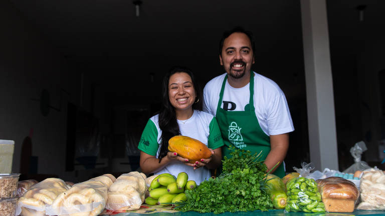 José Carlos e Karla Fernanda na Quitanda dos Quintais, local onde é vendido o excedente da produção de alimentos orgânicos