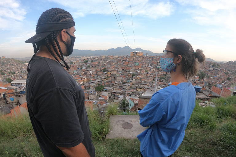 Adriana Mallet visita o Morro do Alemão, no Rio de Janeiro, para viabilizar projeto de telemedicina durante a crise sanitária