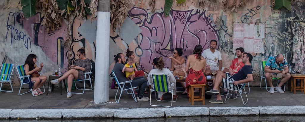 Bar com mesas e cadeiras na calçada na rua Benjamim Egas, em Pinheiros