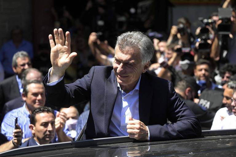 O ex-presidente da Argentina Mauricio Macri acena após se apresentar à Justiça em Dolores, na província de Buenos Aires