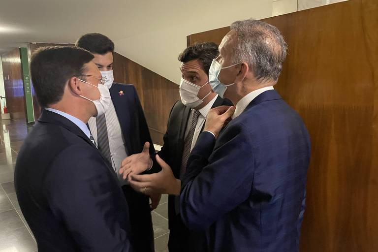 O ministro João Roma e três deputados conversam na Câmara dos Deputados