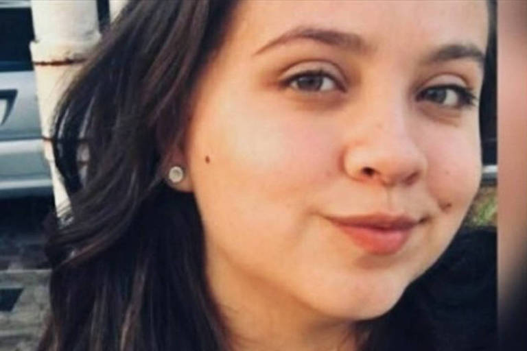 Imagem mostra a jovem Ana Carolina Pereira Pinto, 20, que morreu após ter utilizado medicação para abortar
