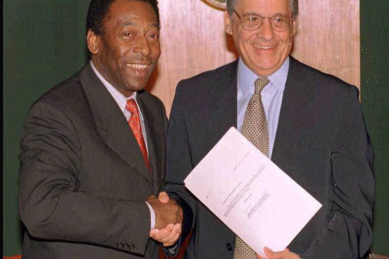 Pelé foi ministro do Esporte no governo de Fernando Henrique Cardoso (PSDB); na imagem, de 1996, o ex-jogador entrega exemplar da Lei do Passe, no Palácio do Planalto