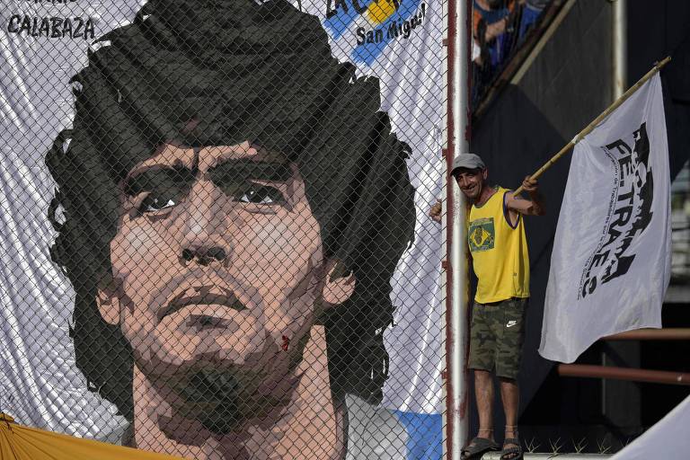 Bandeira da torcida do Boca Juniors com o rosto de Diego Maradona