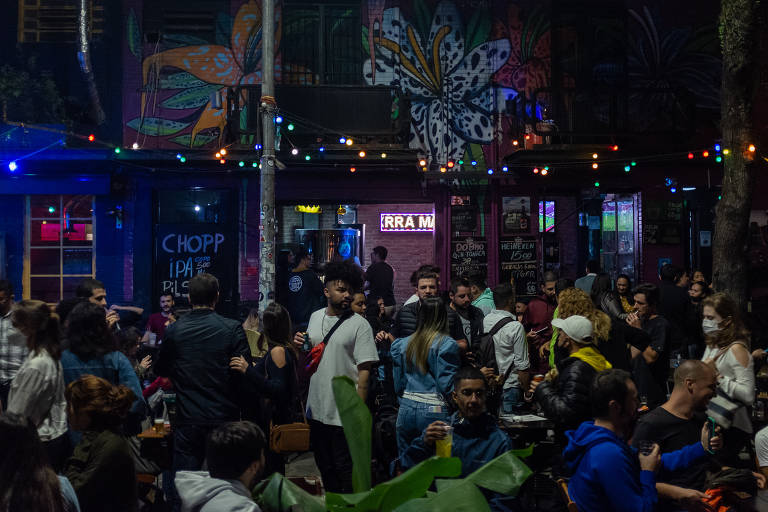 Mesas de bares em área aberta da rua Guaicuí, em Pinheiros