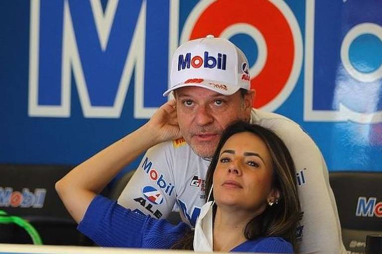 Rubens Barrichello e Paloma Tocci em bastidores de corrida de Stock Car