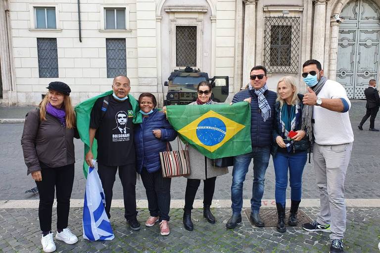 Apoiadores do presidente Jair Bolsonaro em frente à embaixada do Brasil em Roma, na Itália