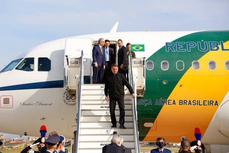 O presidente Jair Bolsonaro chega ao aeroporto Ciampino, em Roma