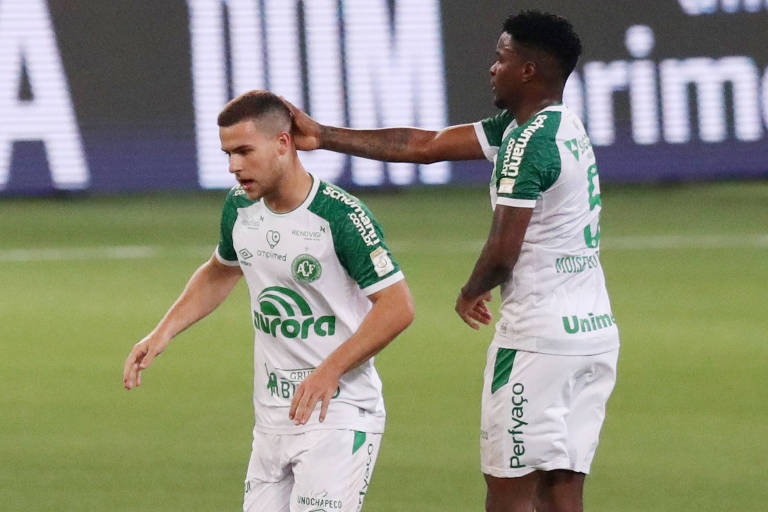 Busanello é cumprimentado após marcar o único gol da Chapecoense na derrota por 3 a 1 para o Palmeiras, pelo Brasileiro