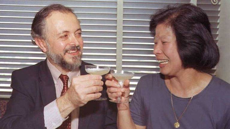 Mario Molina (na foto com sua esposa Luisa) ganhou o prêmio Nobel por suas descobertas