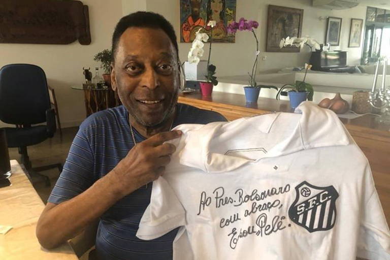 Bolsonaro compartilha foto com dedicatória feita por Pelé